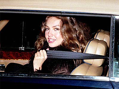 Thalia en su coche Rolls Royce Corniche convertible