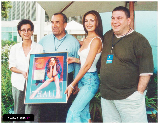 thalia_recibe_premios_grecia_arrasando_emi_europa_2000 thalia_recibe_premios_grecia_arrasando_emi_europa_2000