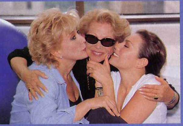 thalia_con_mama_de_thalia_yolanda_miranda__laura_zapata