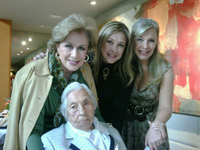 thalia_abuelita_de_thalia_cumple_94_ernestina_sodi_laura_zapata_gabriela_sodi_hermanas_de_thalia_enero_2012