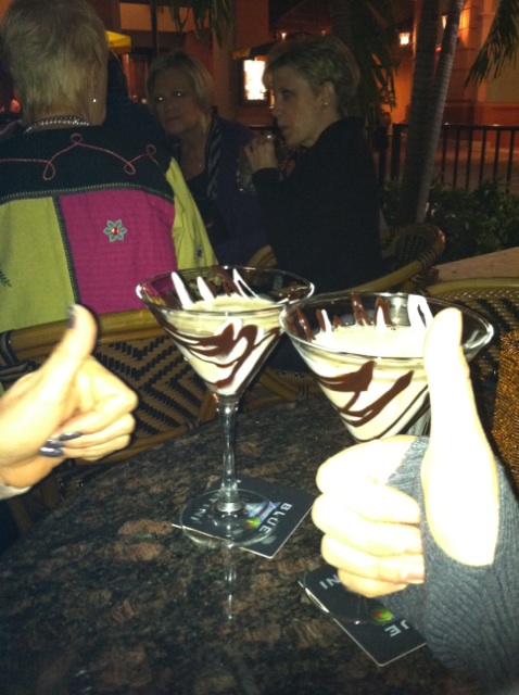 thalia_con_laura_zapata_iphone_tweets_martini_de_chocolate
