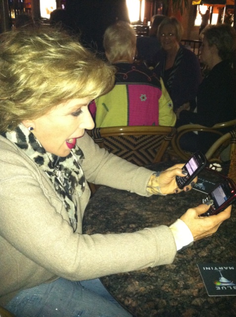 thalia_con_laura_zapata_iphone_tweets_martini_de_chocolate_2