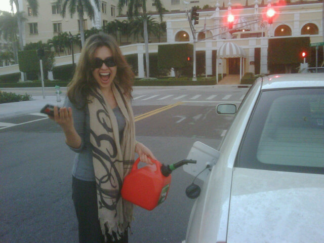 thalia_con_laura_zapata_palm_beach_sin_gasolina_4 thalia_con_laura_zapata_palm_beach_sin_gasolina_4