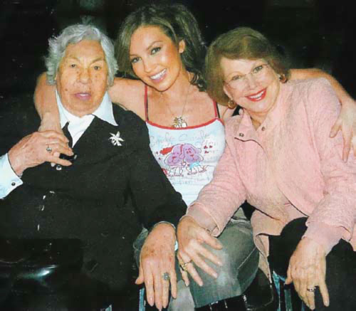 thalia_con_su_abuelita_eva_mange_y_mama_yolanda_mirada_en_mexico