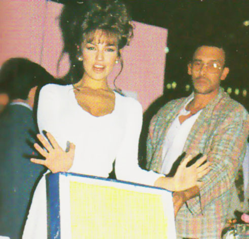 thalia_huellas_estrella_1997_Paseo_de_las_Estrellas_Plaza_Galerias_Mexico_3