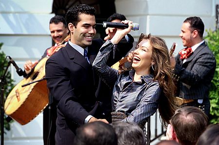 thalia_presidente_george_bush_cinco_de_mayo_celebracion_casa_blanca_2001