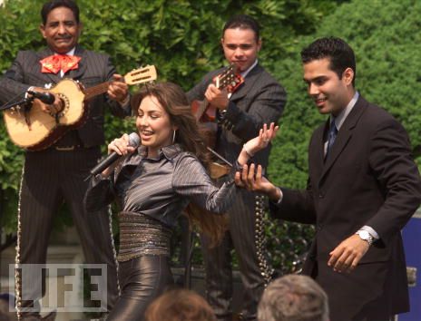 thalia_presidente_george_bush_cinco_de_mayo_celebracion_casa_blanca_2001_1