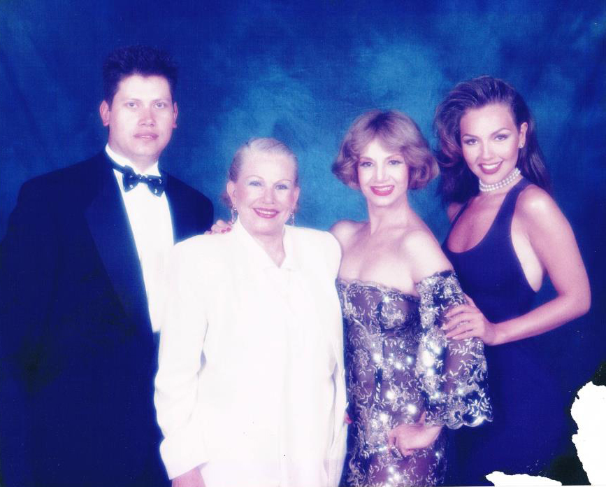 thalia_con_martin_castaneda_ana_luisa_peluffo_mama_de_thalia_yolanda_miranda