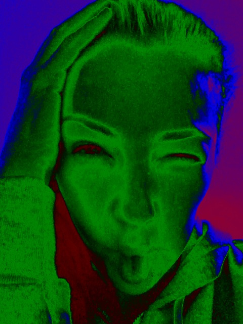 thalia_twitter_231_foto_thalia_febrero_22_2012_beso_neon