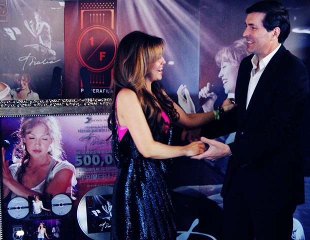 thalia_discos_vendidos_mexico_primera_fila_500000_feb_2012_7_2