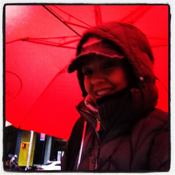 thalia_twitter_324_foto_thalia_abril_22_2012_sombrilla_roja_umbrella_red thalia_twitter_324_foto_thalia_abril_22_2012_sombrilla_roja_umbrella_red