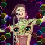thalia_twitter_330_foto_thalia_abril_27_2012_presentacion_argentina_terapia_de_risa