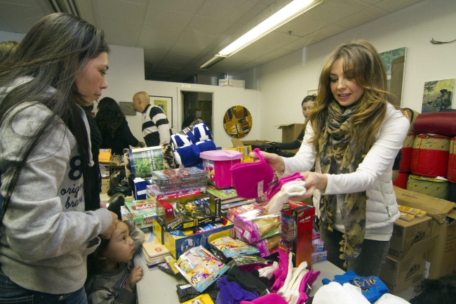 thalia_personalmente_ayuda_mexicanos_huracan_sandy_staten_island_2012_1