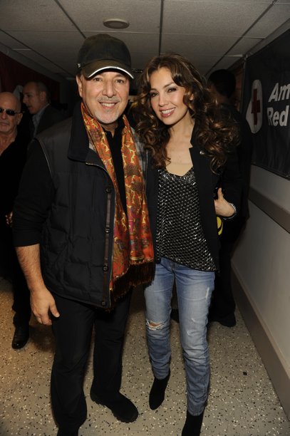 thalia_tommy_mottola_nbc_universal_hurricane_sandy_relief_noviembre_2_2012_1
