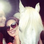 thalia_con_yolanda_andrade_amigas_en_nueva_york_mayo_25_2013_3_caballo