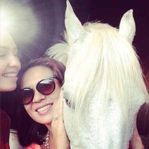 thalia_con_yolanda_andrade_amigas_en_nueva_york_mayo_25_2013_3_caballo