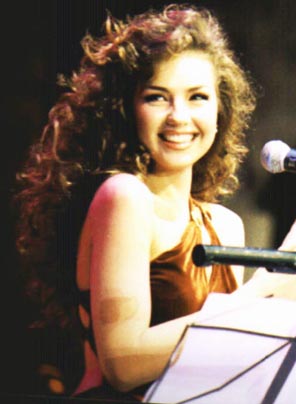 Thalia Sodi Mottola cantando en concierto en Filipinas tour internacional